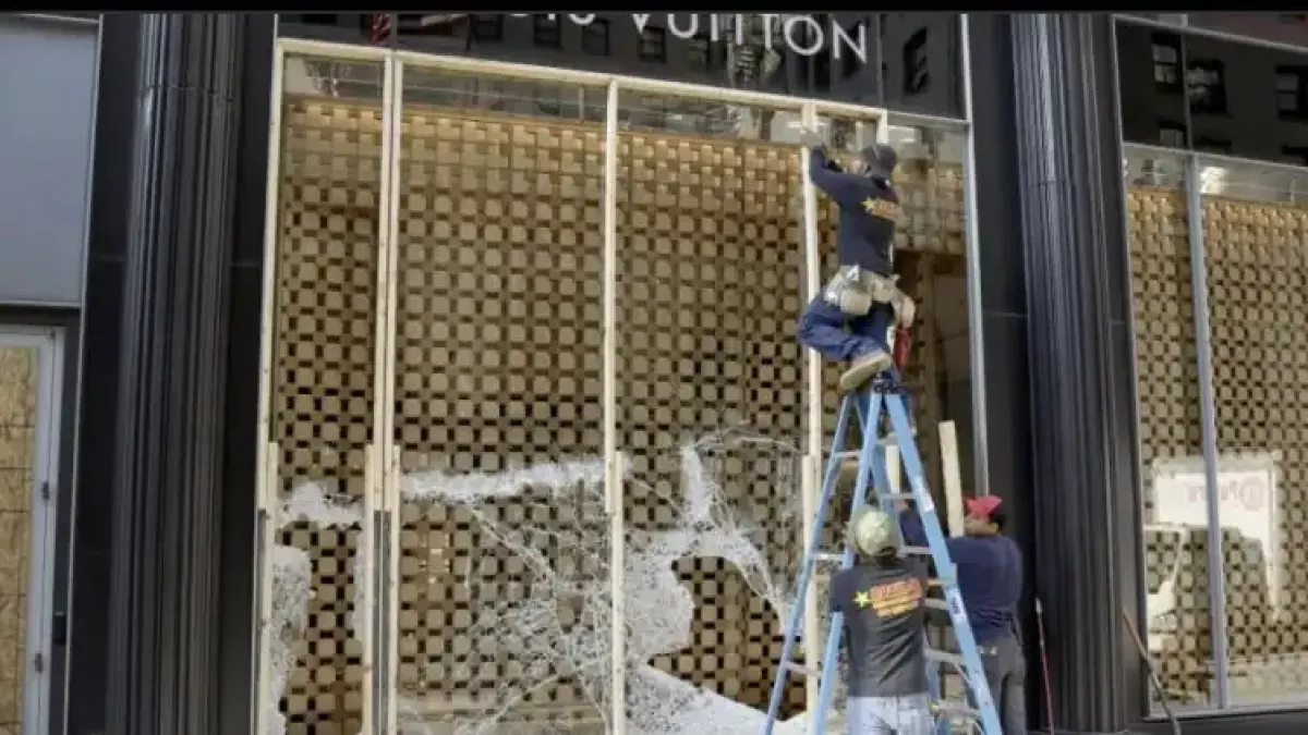 Трима маскирани обраха Louis Vuitton в Рим