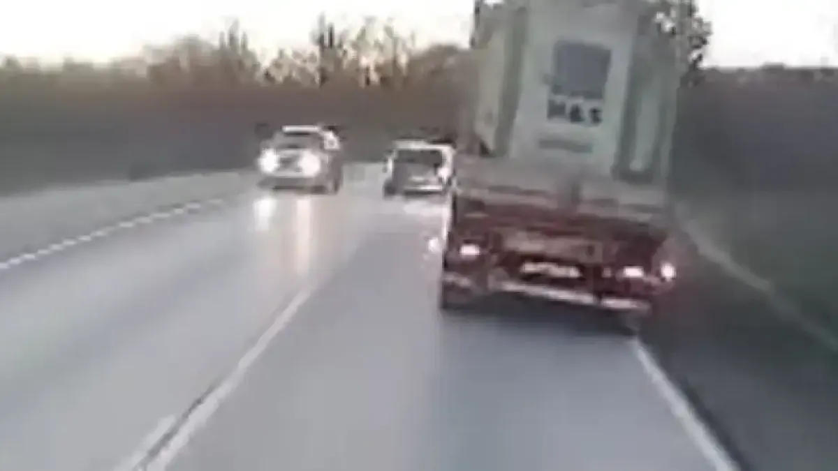 Шофьор на комби с безумно изпреварване на завой, за малко да стане най-голямата беля Видео