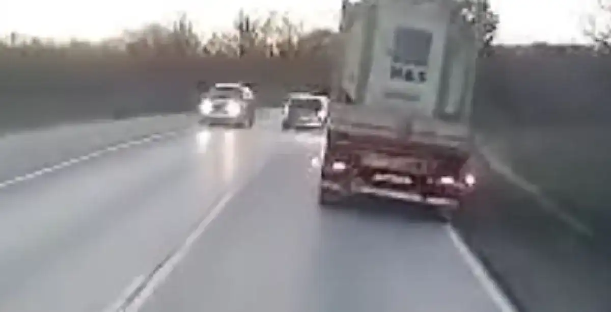 Шофьор на комби с безумно изпреварване на завой, за малко да стане най-голямата беля Видео