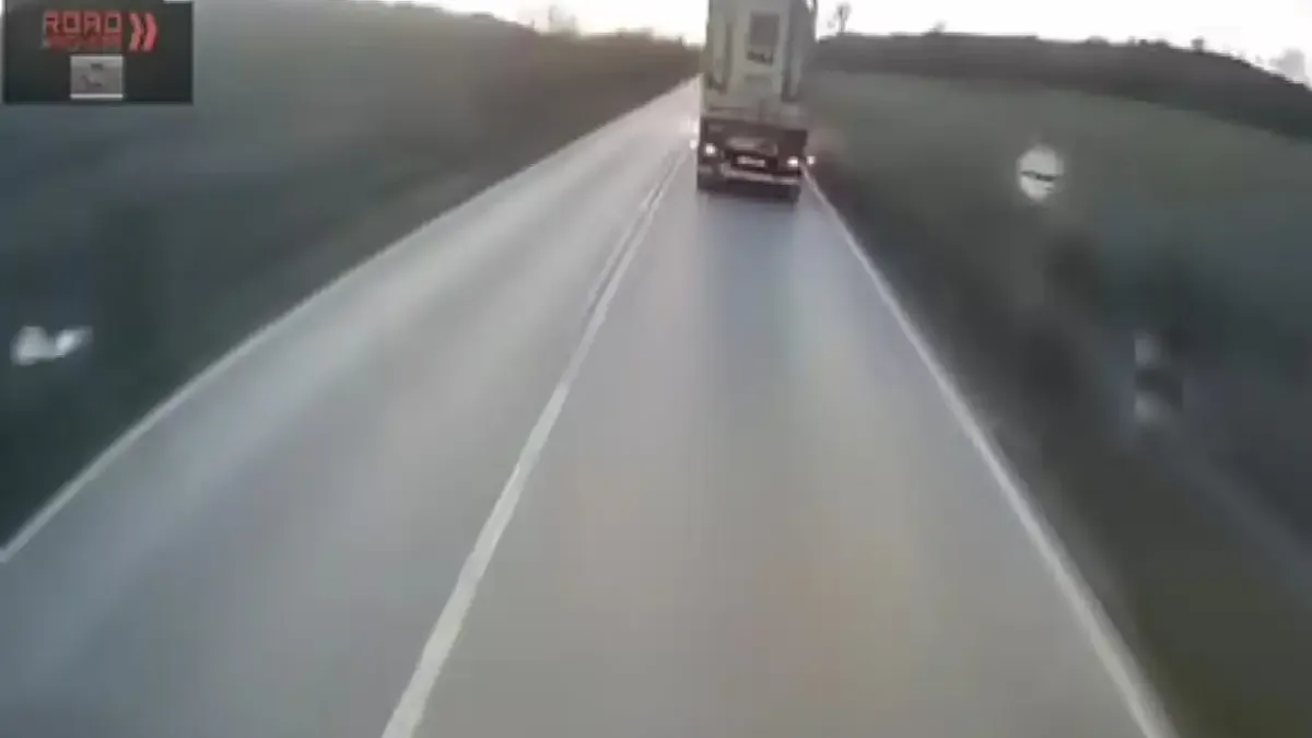 Опасно изпреварване край Сопот едва не доведе до челен удар Видео