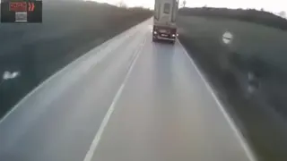 Опасно изпреварване край Сопот едва не доведе до челен удар Видео