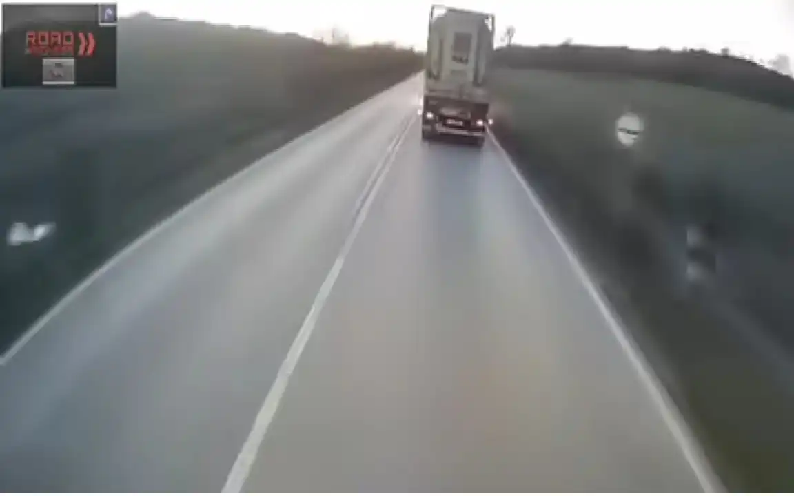 Опасно изпреварване край Сопот едва не доведе до челен удар Видео
