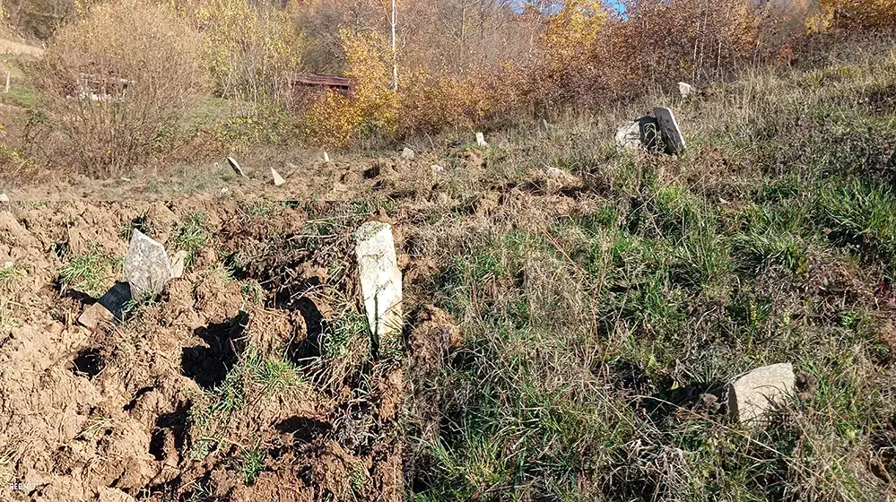 Местни в Ардинско в ужас: Скоро ще започнат да изравят и костите на починалите ни близки ли?