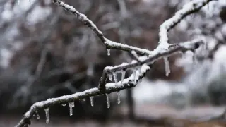 Атмосферен фронт смъква яко градусите до дни
