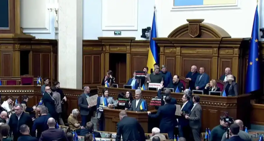 Скандали тресат Радата, партията на Порошенко иска оставката на...