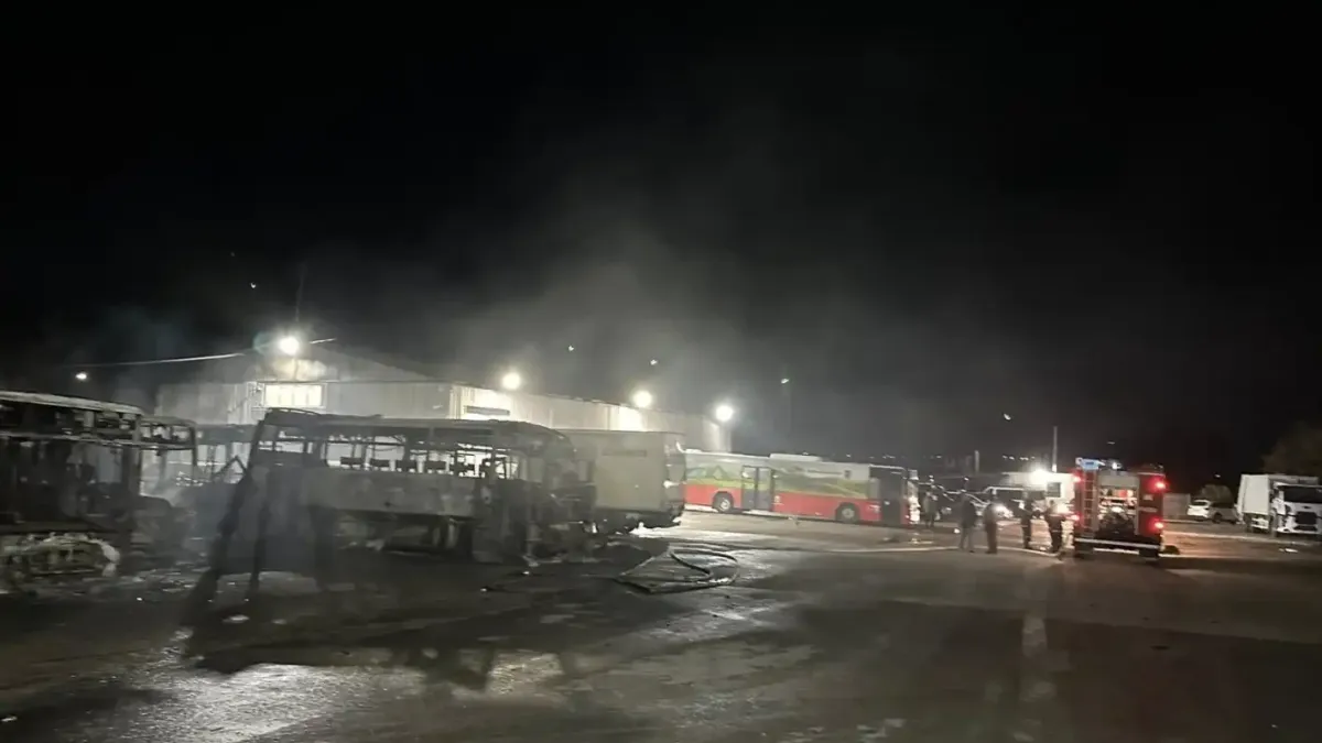 Голям пожар по тъмно в Костинброд, изпепелени автобуси блокират транспорта Снимки