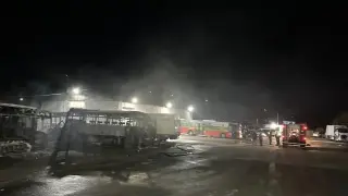 Голям пожар по тъмно в Костинброд, изпепелени автобуси блокират транспорта Снимки
