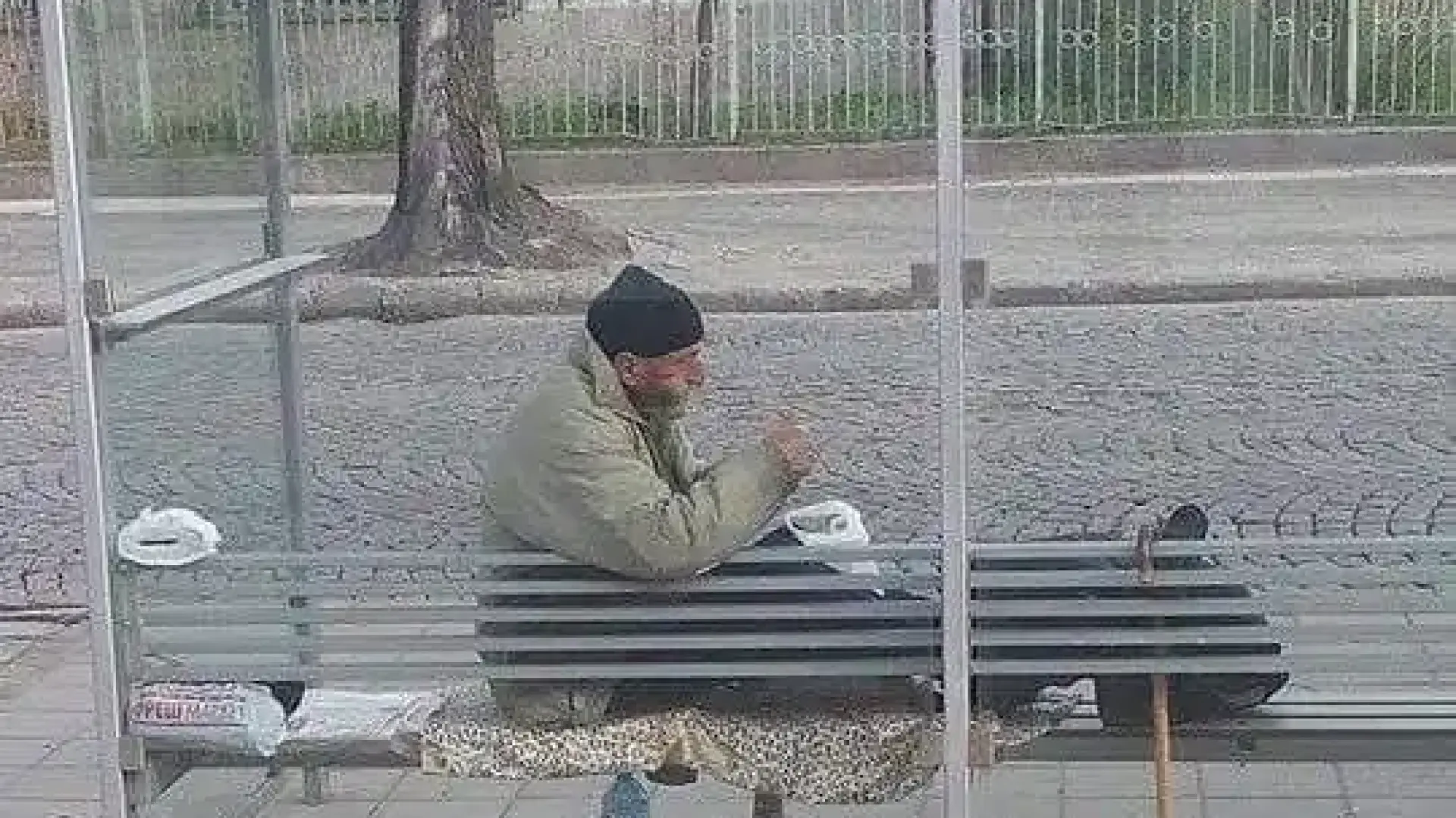 Трима "модерни" срещу един бездомник! А истинският човек се оказа… дядо Асен