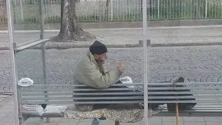 Трима "модерни" срещу един бездомник! А истинският човек се оказа… дядо Асен