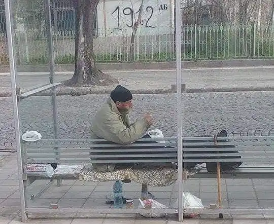 Трима "модерни" срещу един бездомник! А истинският човек се оказа… дядо Асен