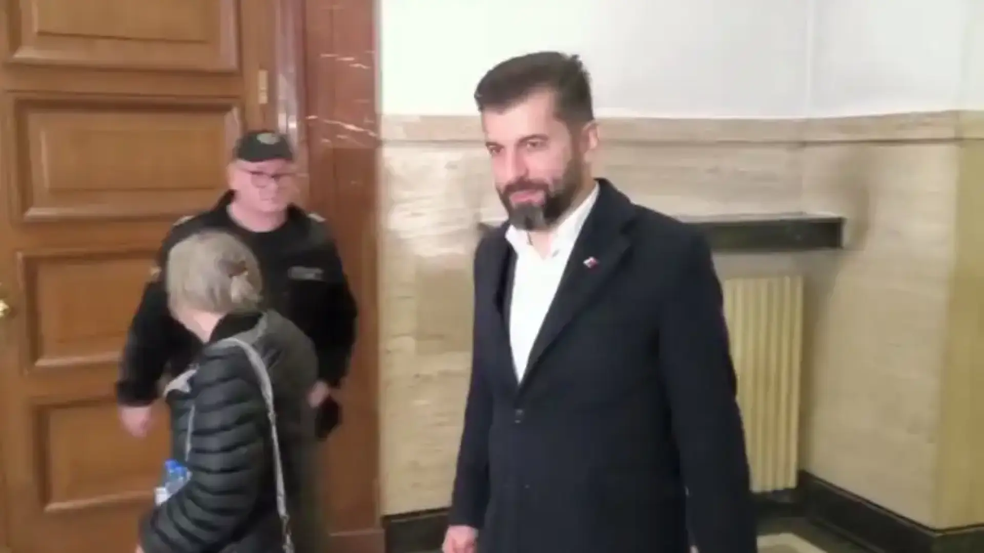 Нищо общо с Благо Коцев: Кирил Петков сам и забравен в съда, лъсна в ръка със... Снимка