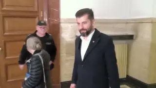 Нищо общо с Благо Коцев: Кирил Петков сам и забравен в съда, лъсна в ръка със... Снимка