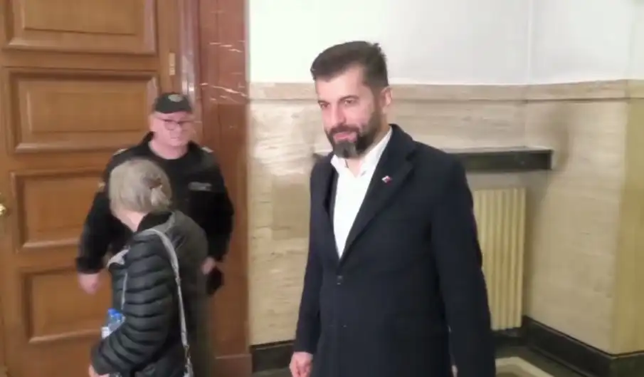 Нищо общо с Благо Коцев: Кирил Петков сам и забравен в съда, лъсна в ръка със... Снимка