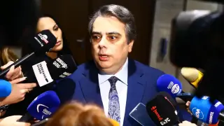 Асен Василев съвсем изби рибата, имитира Румен Радев, вдигна юмрук и...  Видео