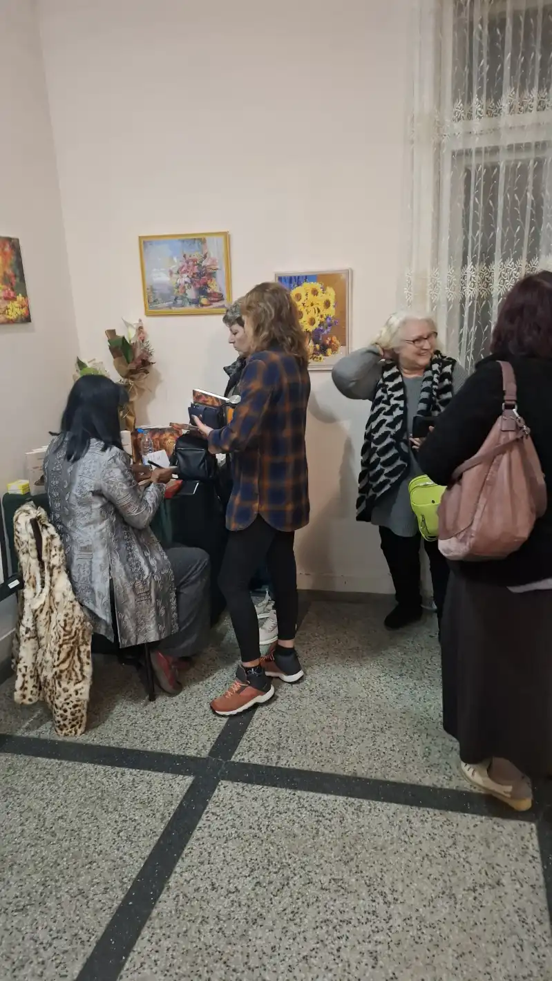 Стихотворение на Ваня Петкова изписаха на стената в читалището на с. Бяла Река Снимки