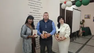 Стихотворение на Ваня Петкова изписаха на стената в читалището на с. Бяла Река Снимки