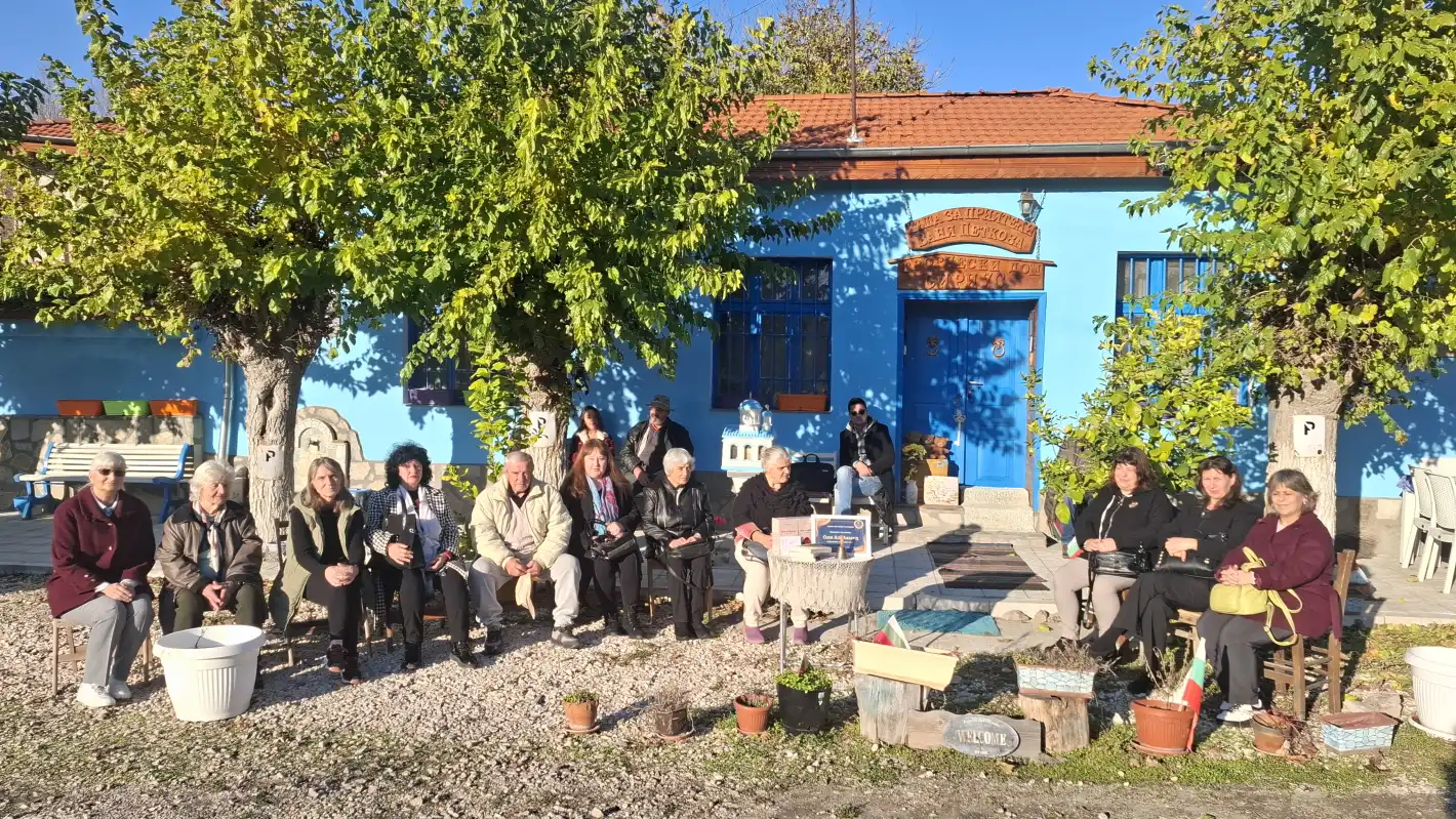 Стихотворение на Ваня Петкова изписаха на стената в читалището на с. Бяла Река Снимки