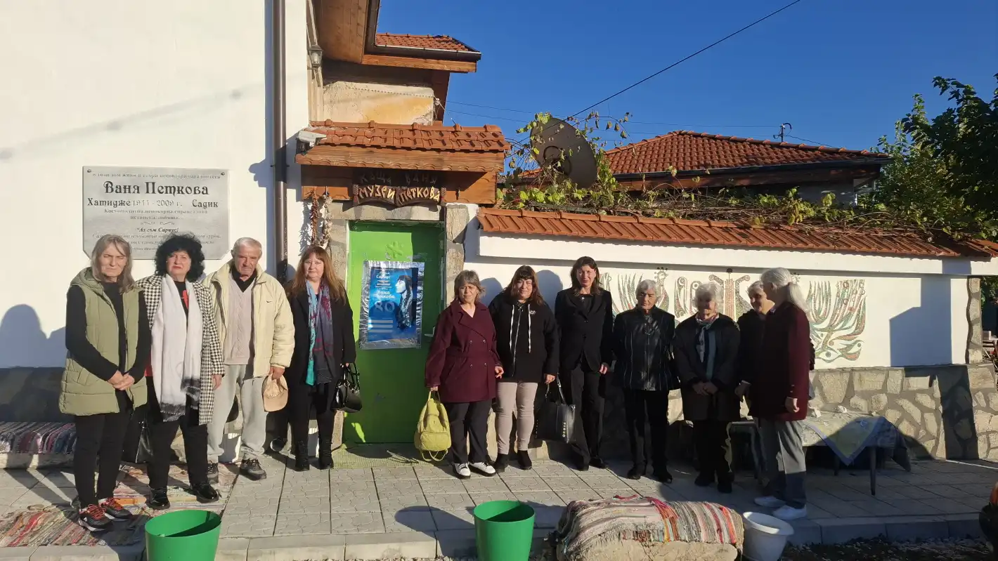 Стихотворение на Ваня Петкова изписаха на стената в читалището на с. Бяла Река Снимки
