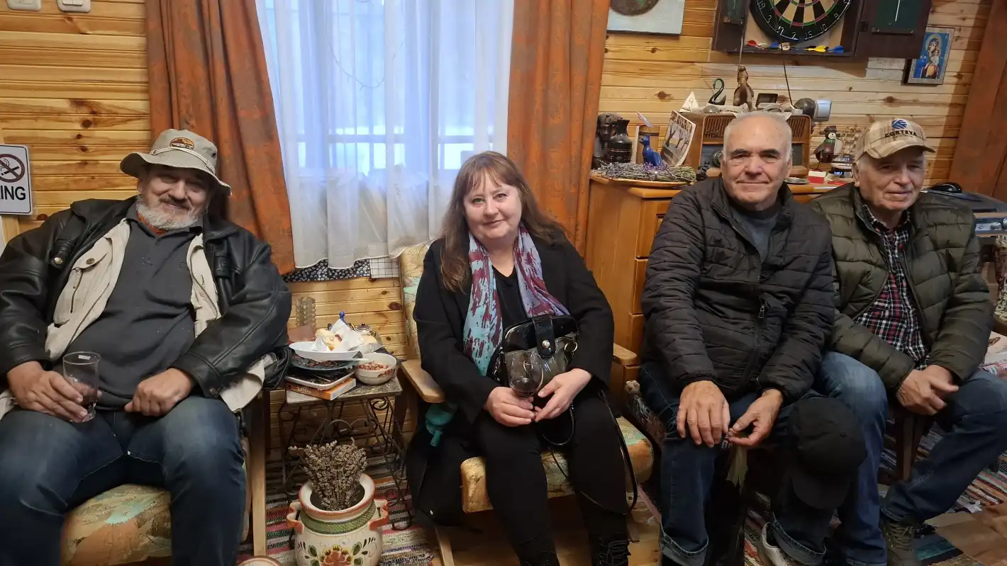 Стихотворение на Ваня Петкова изписаха на стената в читалището на с. Бяла Река Снимки