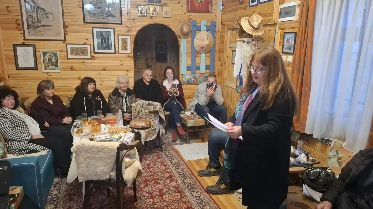 Стихотворение на Ваня Петкова изписаха на стената в читалището на с. Бяла Река Снимки