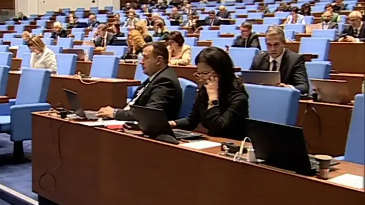 "Възраждане" напуснаха парламента заради отказ да се гласува референдума за еврото