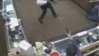 Мъж откри огън по крадци, които нахлуха в бижутерския му магазин Видео 18+