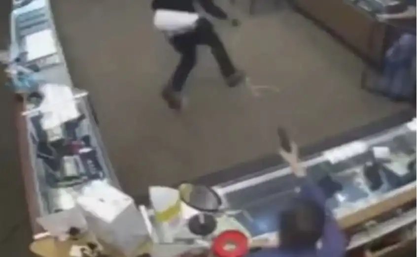 Мъж откри огън по крадци, които нахлуха в бижутерския му магазин Видео 18+