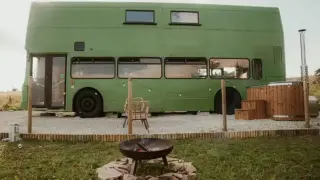 Удивително: Двуетажен автобус е превърнат в уютен кемпер с вана и джакузи Снимки