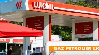 Смяна на плана: Румъния задължава "Лукойл" да продаде рафинерията и бензиностанциите си светкавично