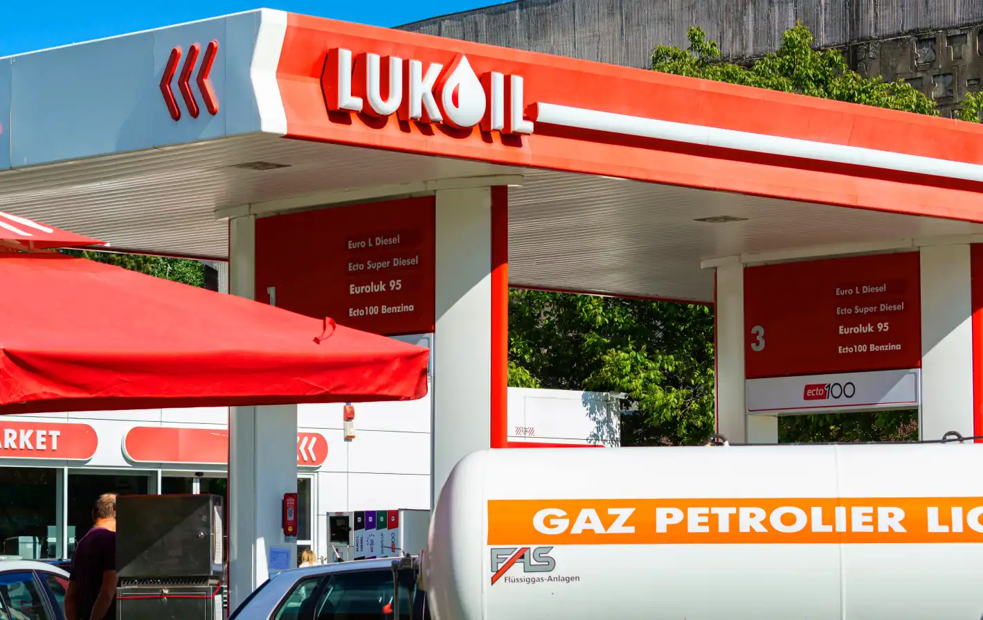 Смяна на плана: Румъния задължава "Лукойл" да продаде рафинерията и бензиностанциите си светкавично