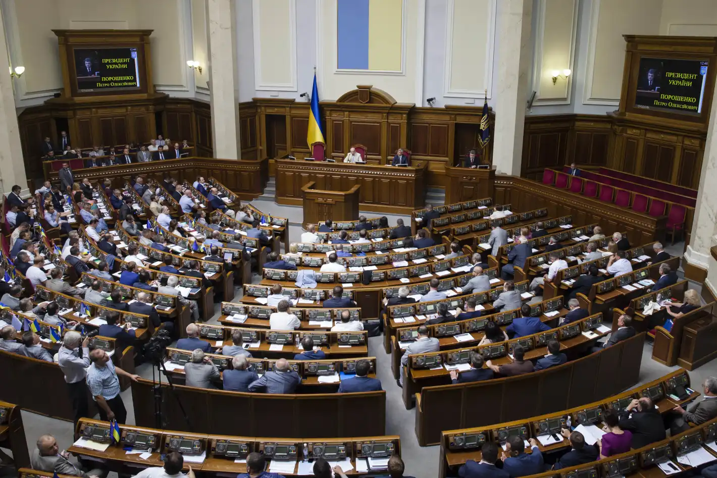 Украински министър избяга от страната заради корупция
