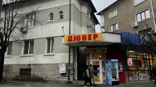 Дюнерджия изненада врачанка със сочна и гнусна екстра в покупката ѝ Снимки