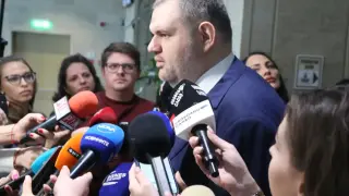 Пеевски съсипа Радев: Чичо Румен първо да прочете какво е решил КС БЛИЦ Live