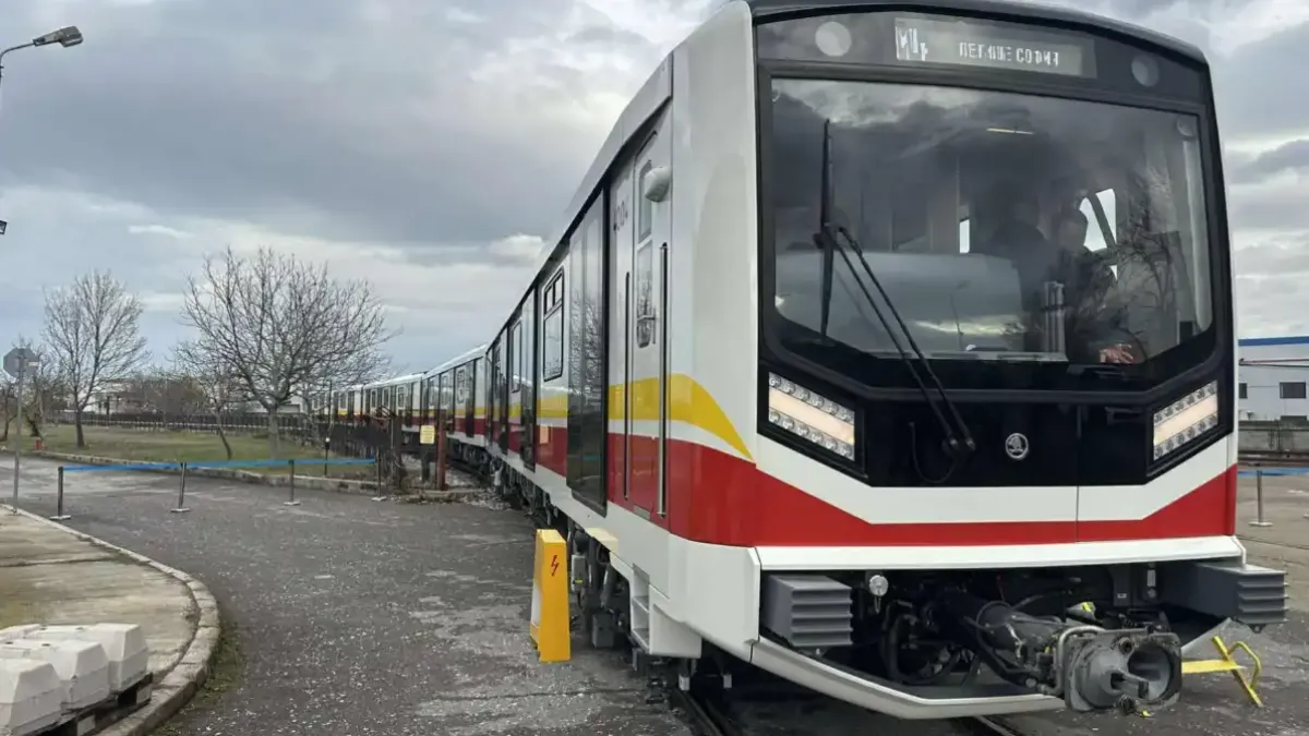 Новият супермодерен метровлак пристигна в София Снимки