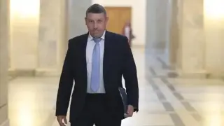 Шефът на ДАНС докладва за последиците от санкциите над активите на "Лукойл"