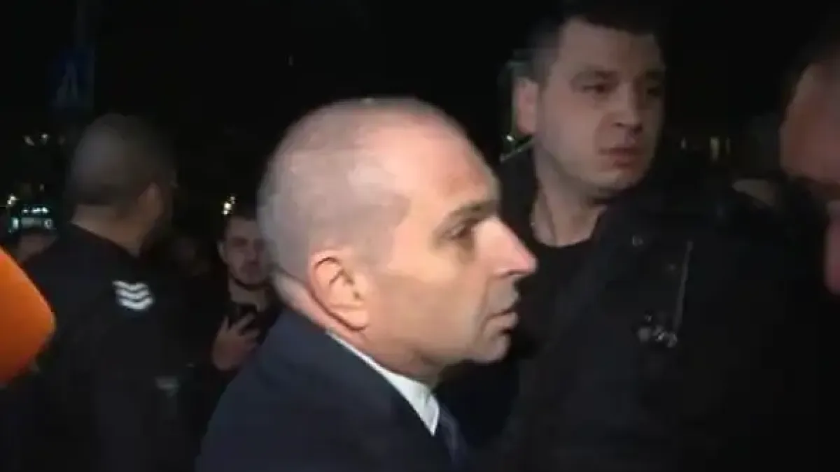 Екшън! Протестиращи налетяха на бой на Гроздан Караджов, минаващ случайно през центъра на София Видео