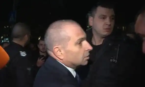 Екшън! Протестиращи налетяха на бой на Гроздан Караджов, минаващ случайно през центъра на София Видео