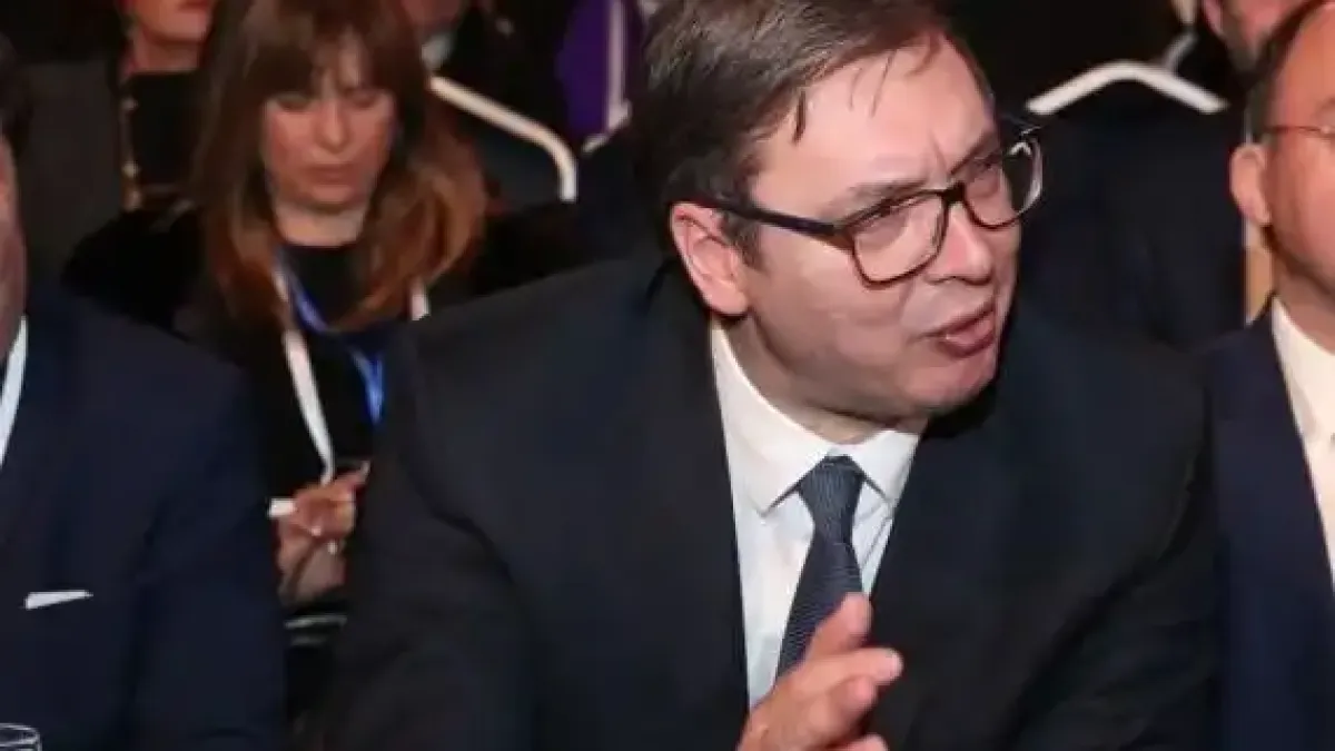 Не било чадър, а статив: Вучич избухна заради човешките сафарита - "Как не ви е срам"