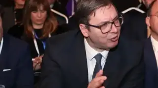 Не било чадър, а статив: Вучич избухна заради човешките сафарита - "Как не ви е срам"