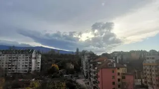 Внимание! Свирепа стихия преминава през София до часове, очакват се материални щети Снимки