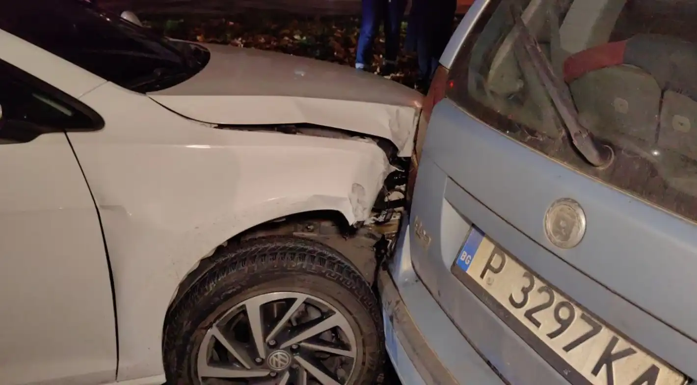 Клатила глава и дънила музика: Шофьорка сътвори верижно меле под носа на КАТ Видео