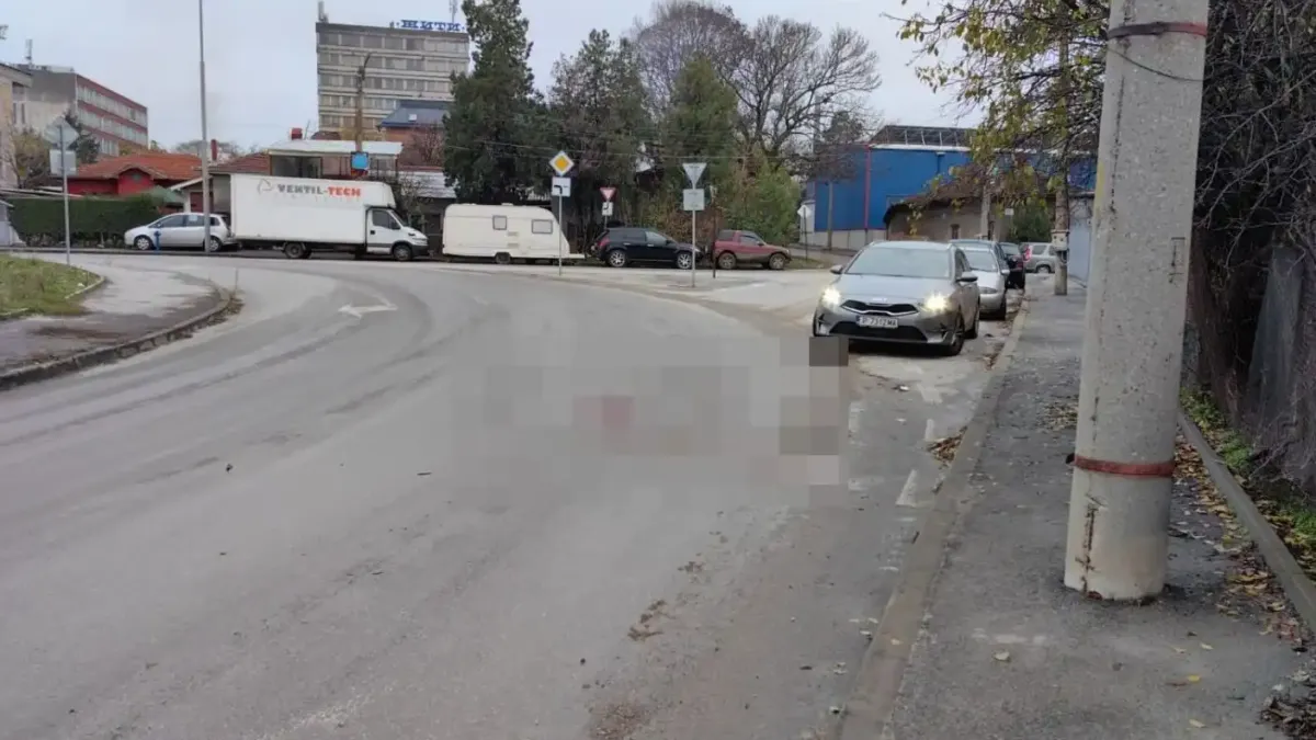 Тротинеткаджия в тежко състояние след удар в камион, шофьорът - в шок Видео