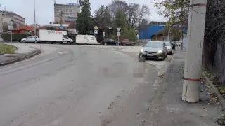 Тротинеткаджия в тежко състояние след удар в камион, шофьорът - в шок Видео