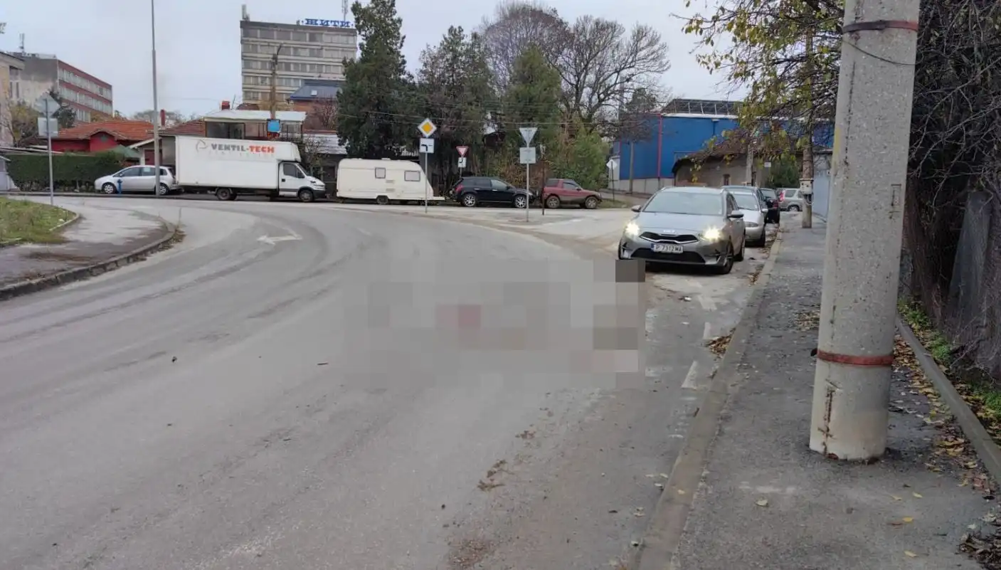 Тротинеткаджия в тежко състояние след удар в камион, шофьорът - в шок Видео