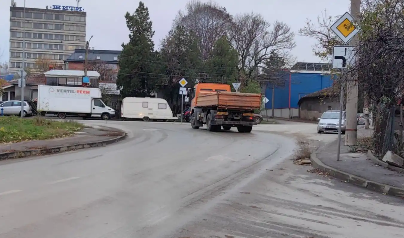 Тротинеткаджия в тежко състояние след удар в камион, шофьорът - в шок Видео