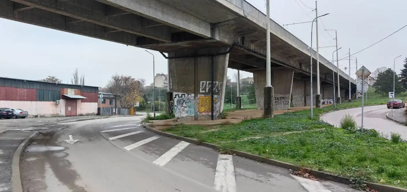 Тротинеткаджия в тежко състояние след удар в камион, шофьорът - в шок Видео