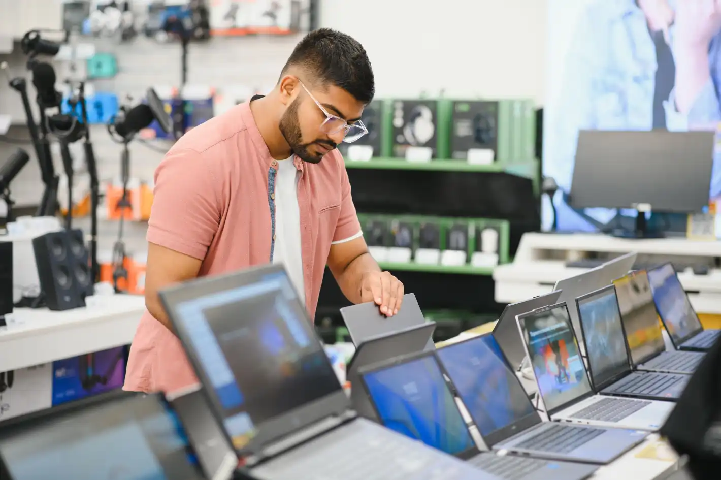 Ще си купувате смартфон или лаптоп? AI истерията бърка дълбоко в джоба ви