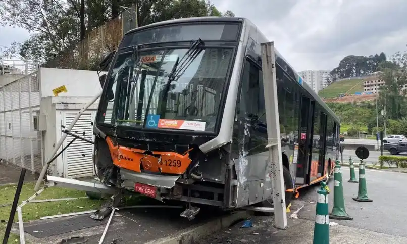 Зрелищни Видеа: Автобус с пътници остана без спирачки, вижте ужаса от първо лице