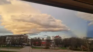 Странна гледка в небето ошашави столичани, всички се питат какво е Снимки