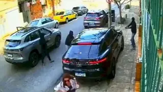 Екшън: Вижте как престъпници не успяха да ограбят шофьор на Порше Видео
